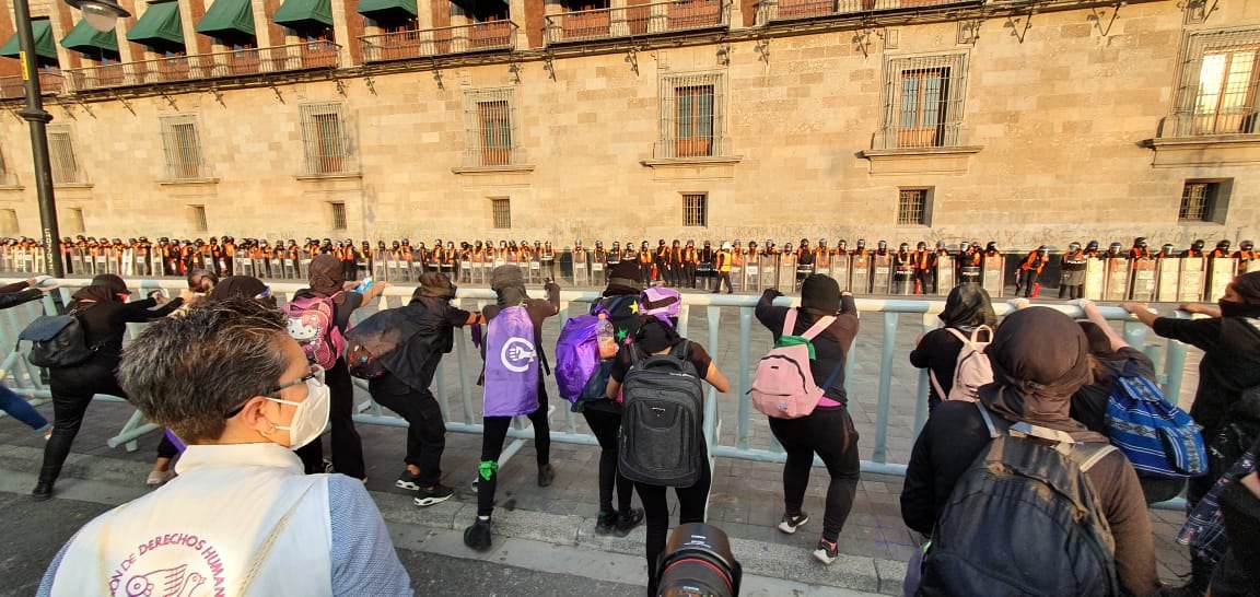 Mujeres frente a Palacio Nacional