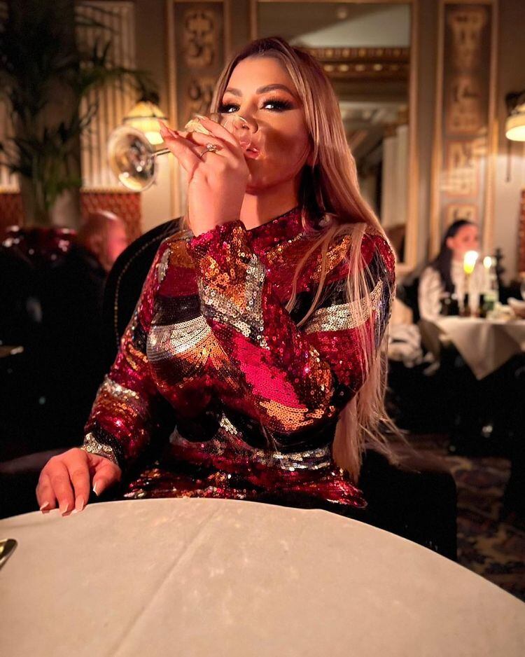 Mariana González muestra su anillo de compromiso.