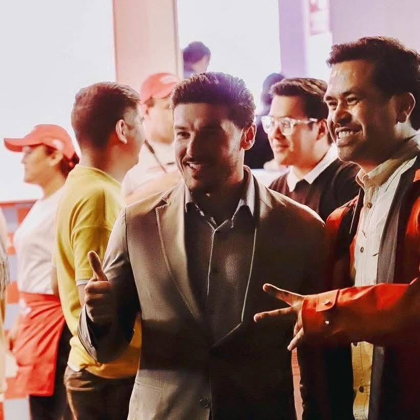 Samuel García y Jorge Álvarez Máynez comen tacos en la taquería de Dua Lipa en CDMX