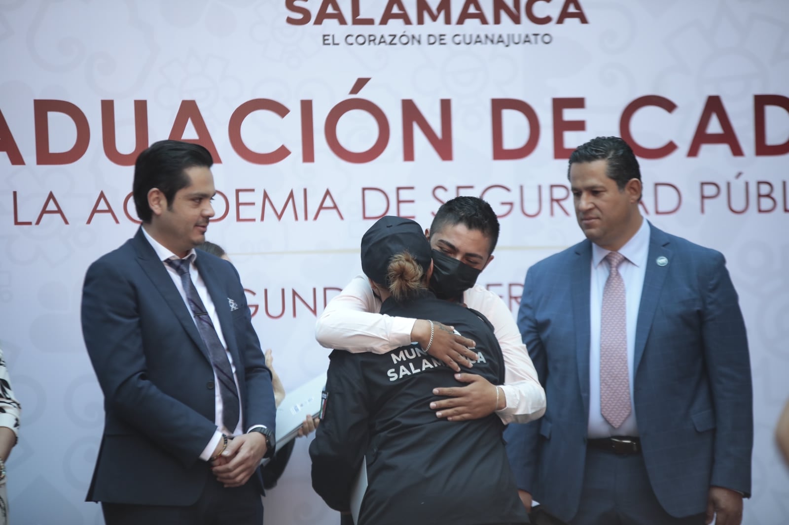 Diego Sinhue Rodríguez reconoce la vocación de 26 policías en Salamanca