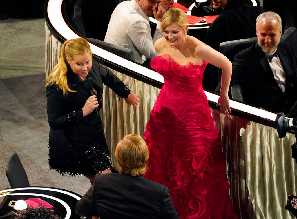 Kirsten Dunst y Amy Schumer en broma de Oscar 2022.