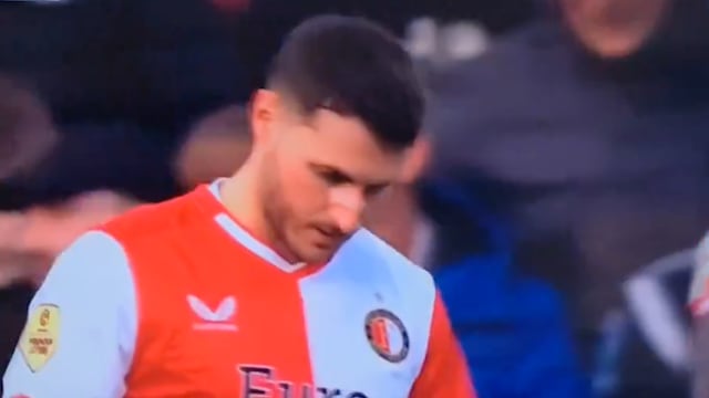 Santiago Giménez falló un penal