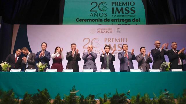 Fue el director general del Seguro Social, Zoé Robledo, quien acompañado por directores normativos y el secretario general del SNTSS, entregó los reconocimientos.