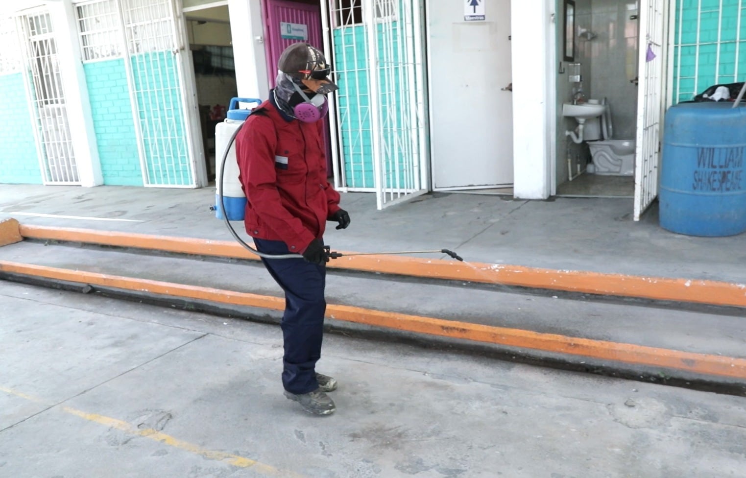 Escobedo inicia programa de limpieza, deshierbe y fumigación en escuelas.