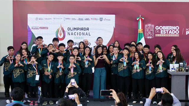 Alejandro Armenta reconoce a atletas poblanos por 56 medallas en CONADE 2026.