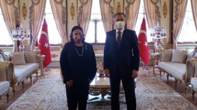 Isabel Arvide y Ali Yerlikaya