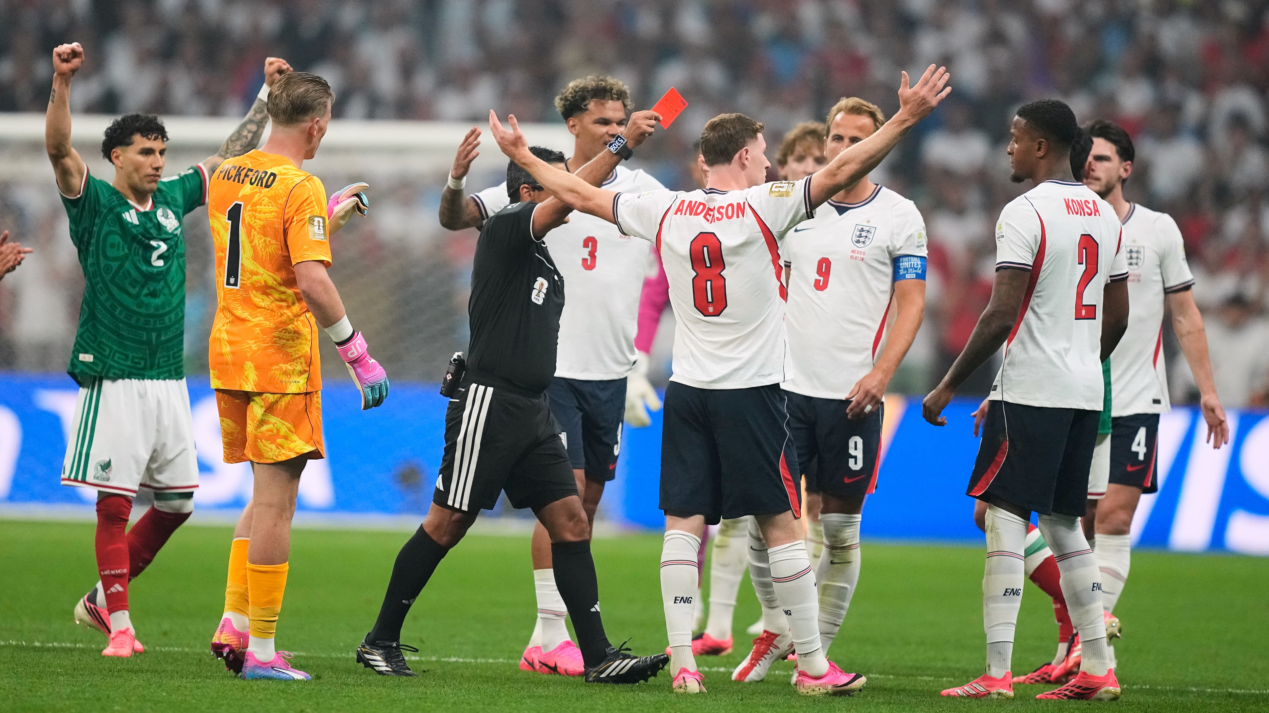 Jarell Quansah fue expulsado en el partido México ante Inglaterra
