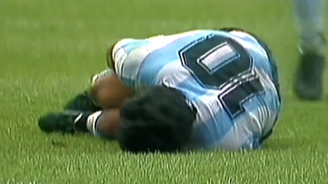 Diego Maradona tras una falta