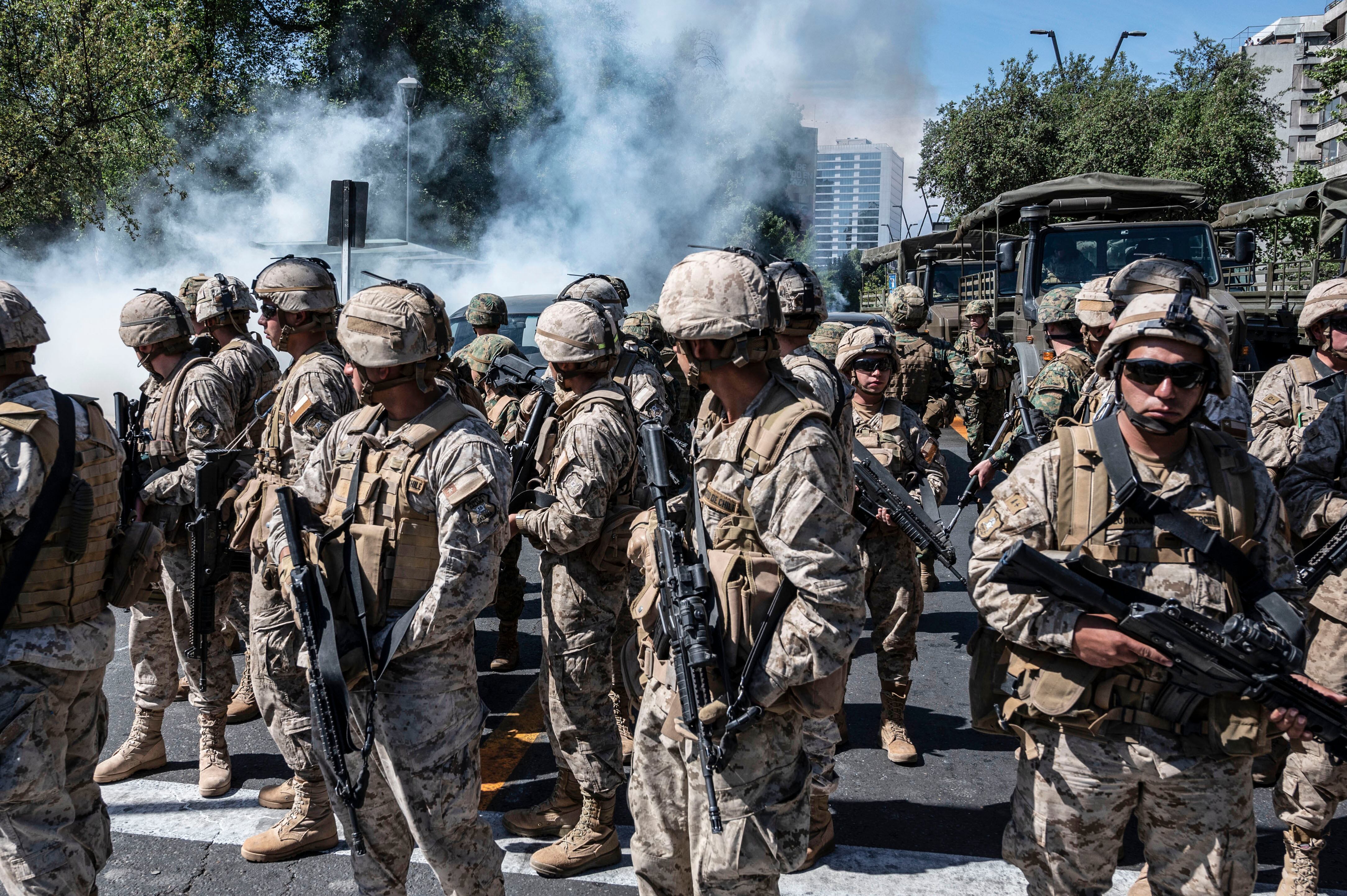 Elementos de las Fuerzas Armadas en las calles de Chile.