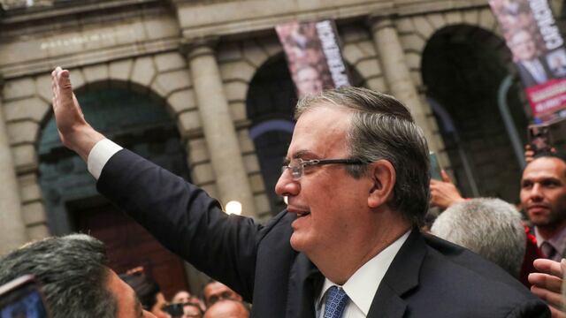 Marcelo Ebrard, secretario de Relaciones Exteriores, presentó su libro "El Camino de México", en el Palacio de Minería. Lo acompañaron Leticia Banifaz, su esposa Rosalinda Bueso, la escritora Elena Poniatowska y el periodista Ricardo Raphael.