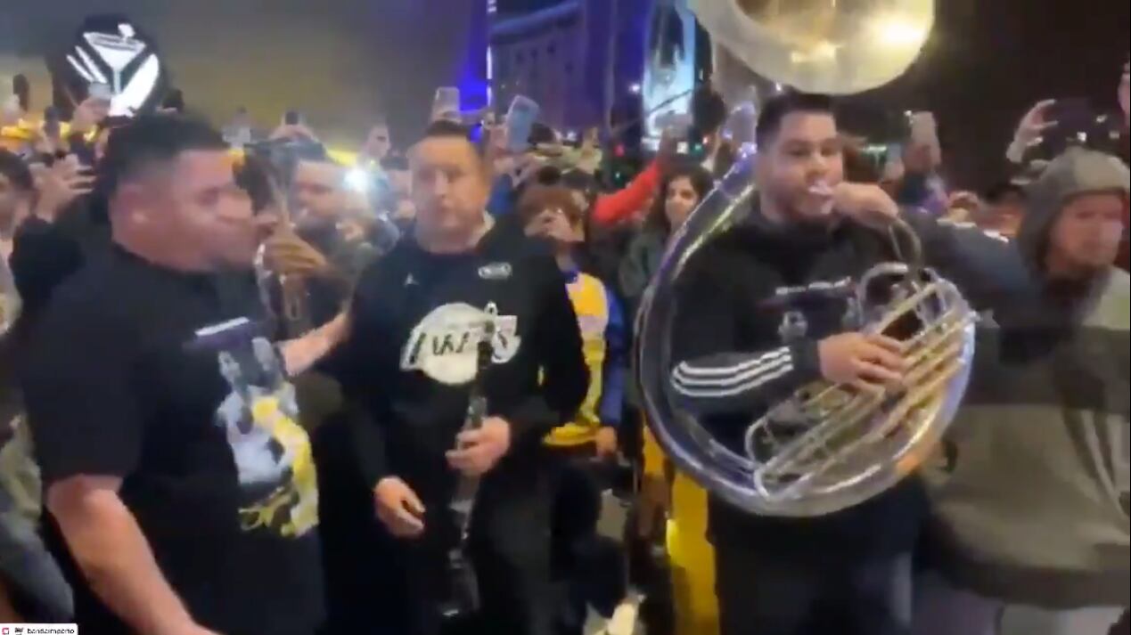 VIDEO: Mexicanos despiden con música banda a Kobe Bryant en Los Ángeles