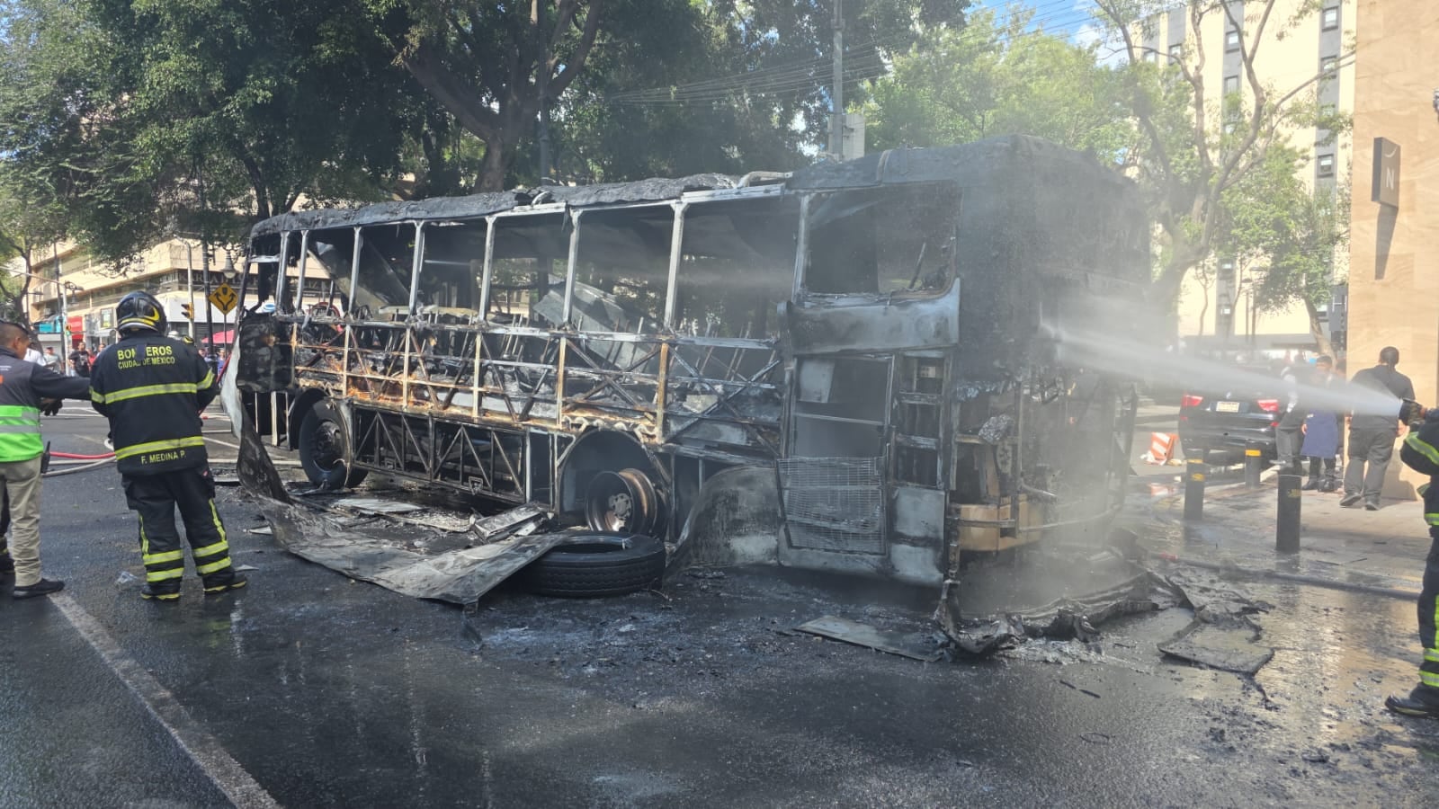 Bomberos sofocan incendio en autobús de pasajeros en Centro de CDMX