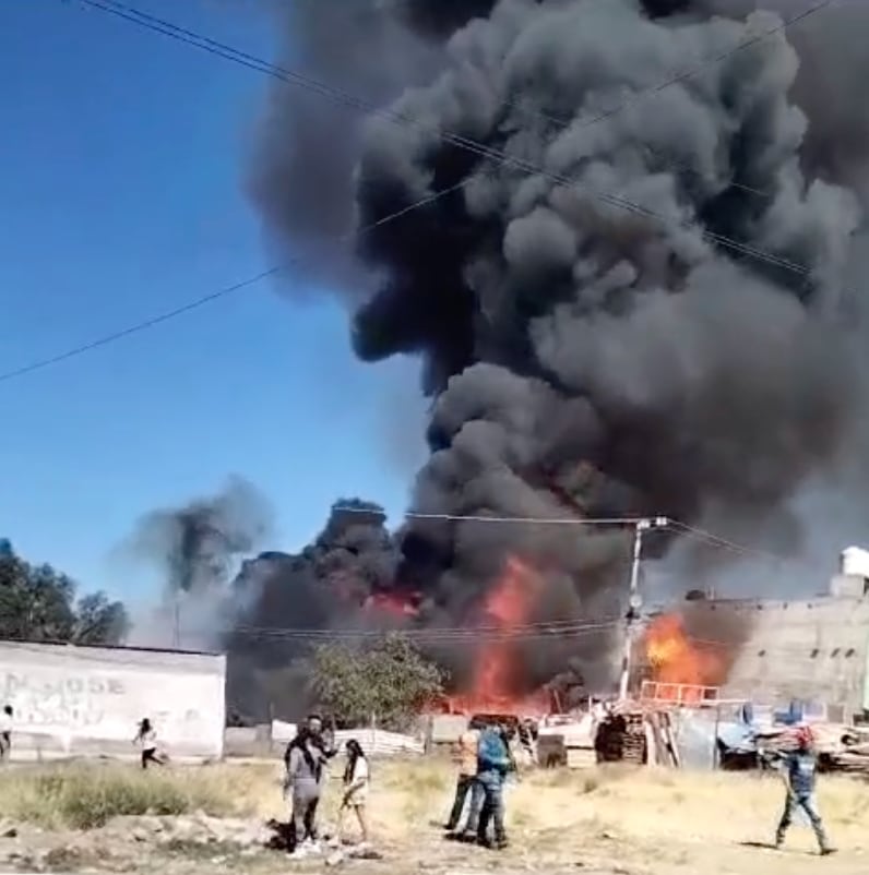 Incendio en bodega en Los Reyes La Paz, Estado de México