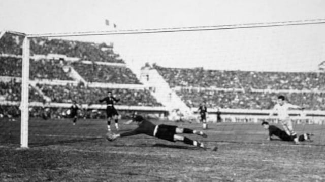 Oscar Bonfiglio recibe el primer gol en la historia de los mundiales/Ginés Sánchez