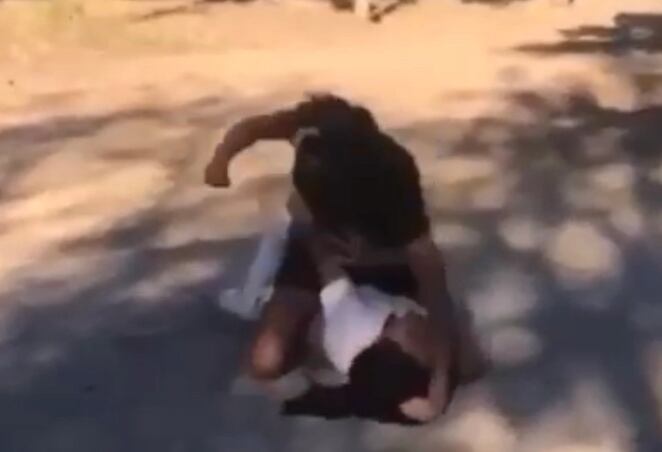 En el municipio de Navajoa, una alumna golpeó en la cabeza en su compañera y la dejó inconsciente.