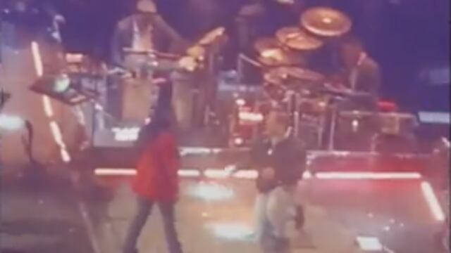 Pareja se compromete en concierto de Christian Nodal