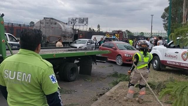Pipa de agua choca contra 6 vehículos rumbo a Ciudad Azteca