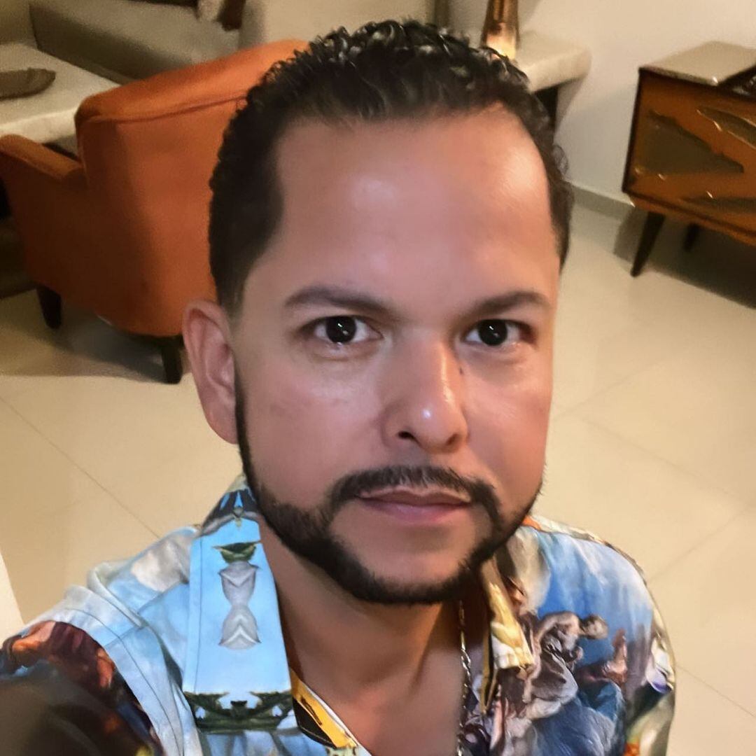 Toño Lizárraga, cantante.