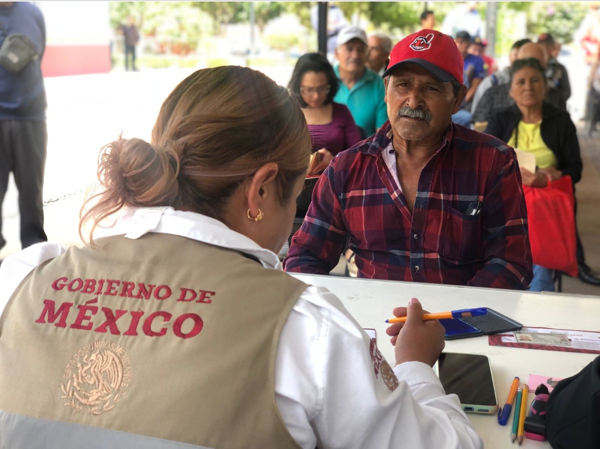 Entrega de tarjetas del Banco Bienestar en los módulos de rezagados