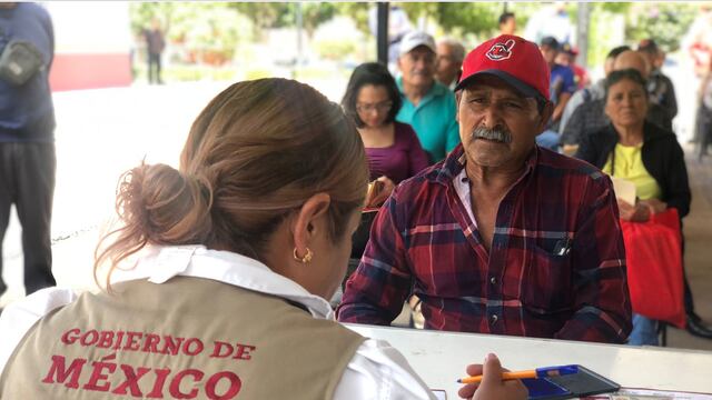 Entrega de tarjetas del Banco Bienestar en los módulos de rezagados