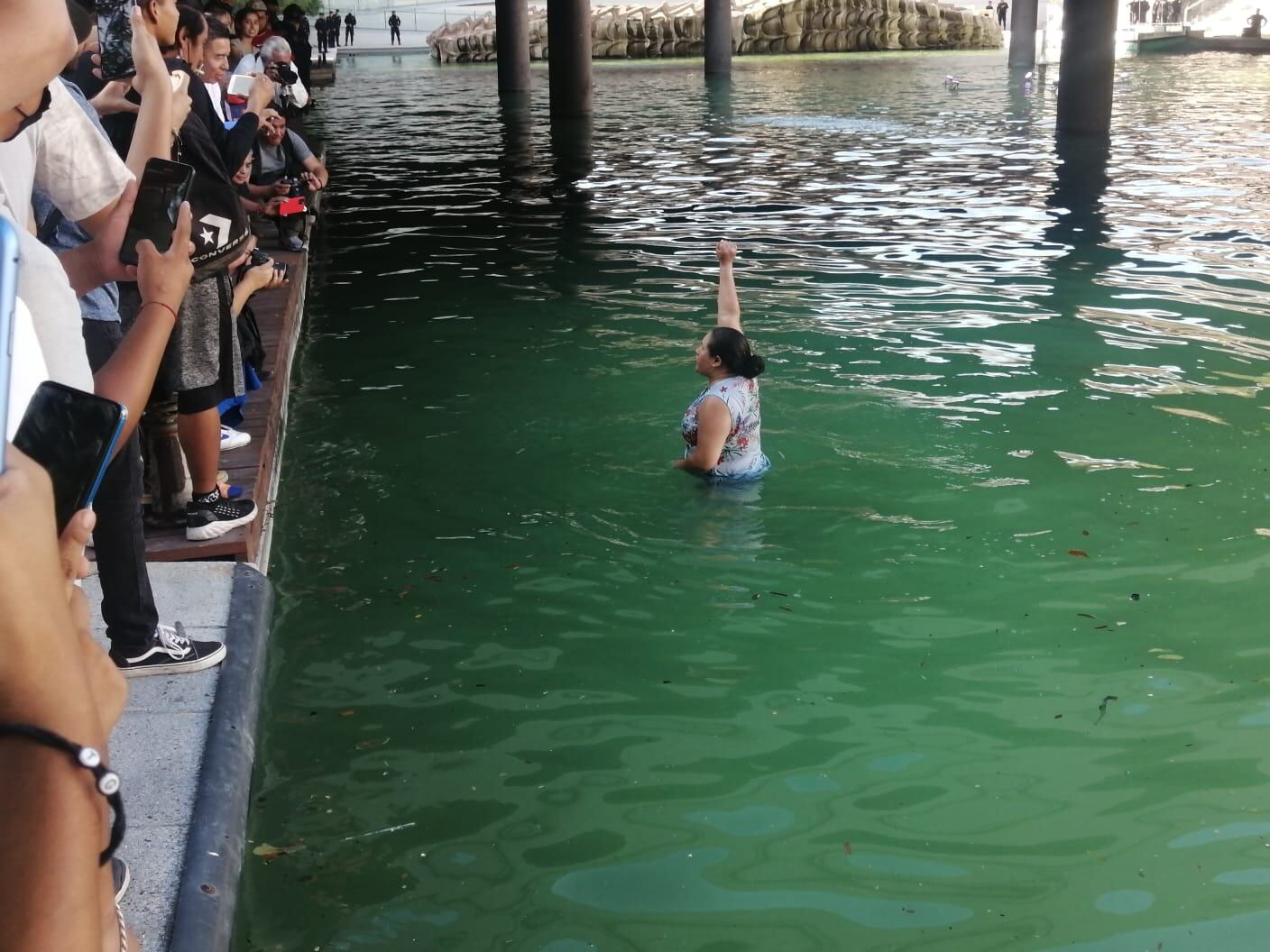 Asisten a “baño masivo” en Paseo Santa Lucía en Nuevo León; habitantes exigen agua