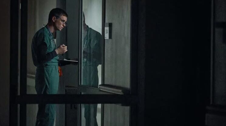 Eddy Redmayne como Charles Cullen