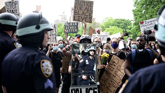 Nueva York tendrá que indemnizar a manifestantes maltratados por la policía  en 2020