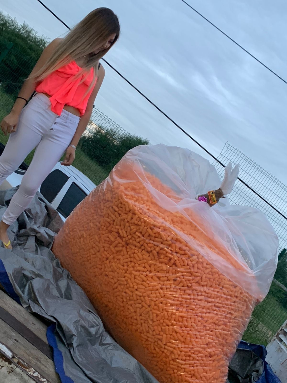 Amigos le regalan a su amiga su peso en Cheetos