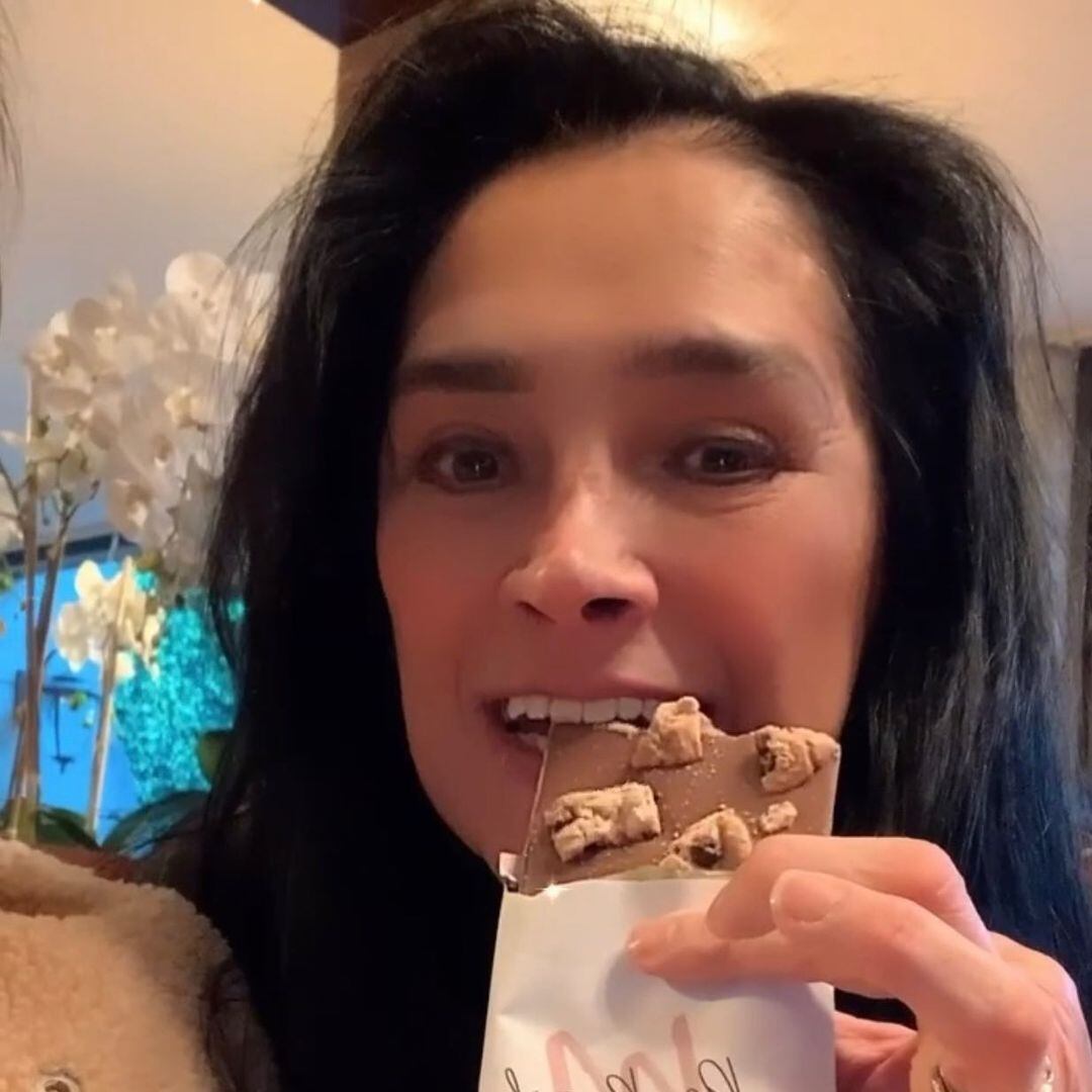 Mamá de Bárbara de Regil promociona De Regil Chocolat.