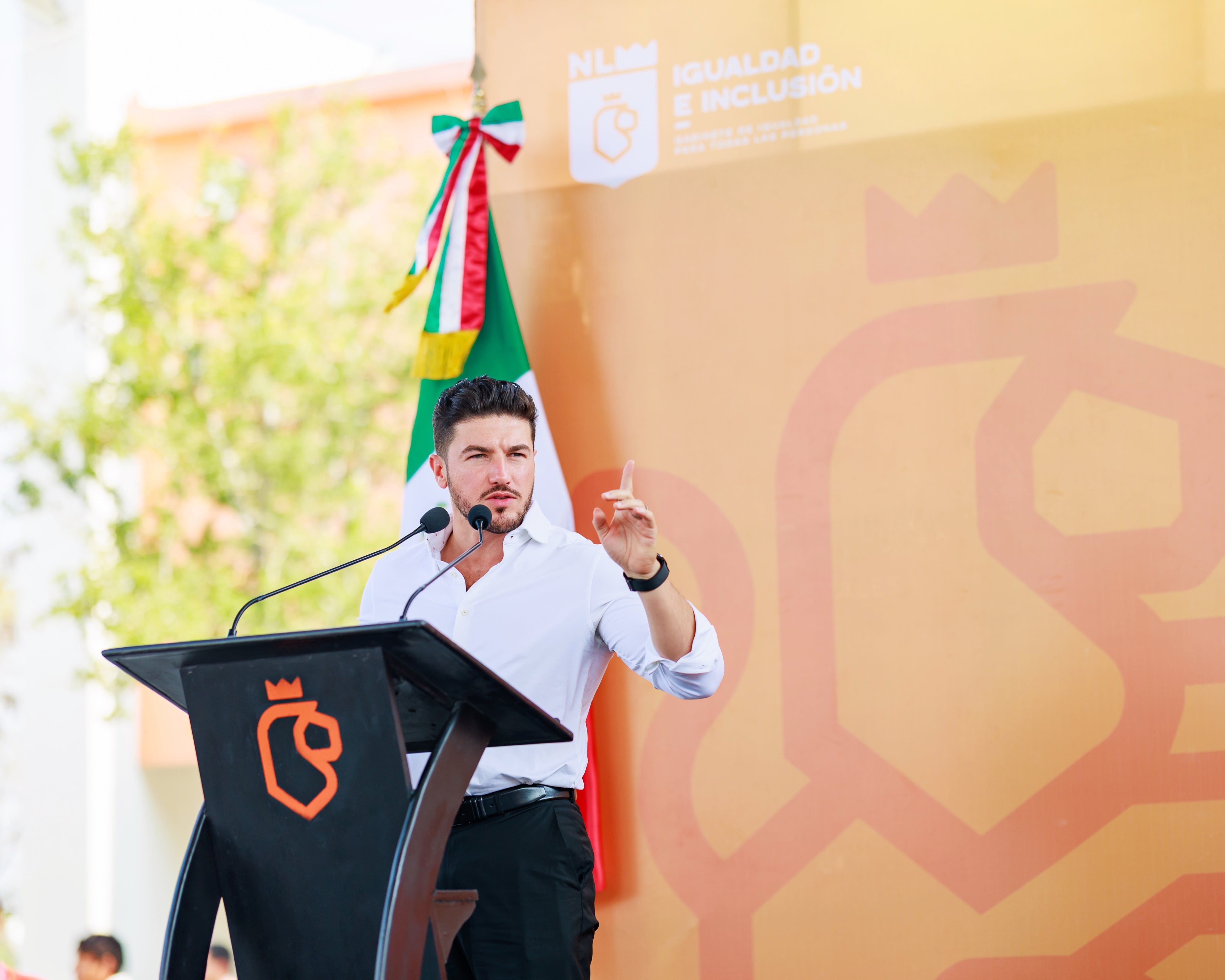 Samuel García y Mariana Rodríguez entregan tarjetas de Ayudamos a las Mujeres en García.