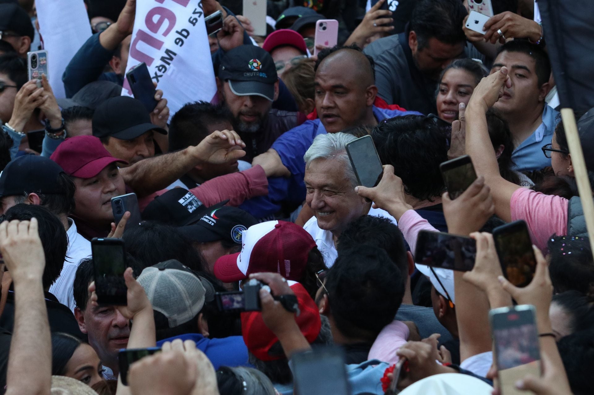 Andrés Manuel López Obrador, presidente de México encabeza marcha hacía el Zócalo donde dará un mensaje a la población.