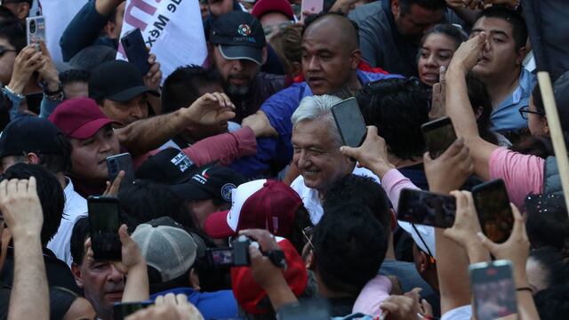 Andrés Manuel López Obrador, presidente de México encabeza marcha hacía el Zócalo donde dará un mensaje a la población.