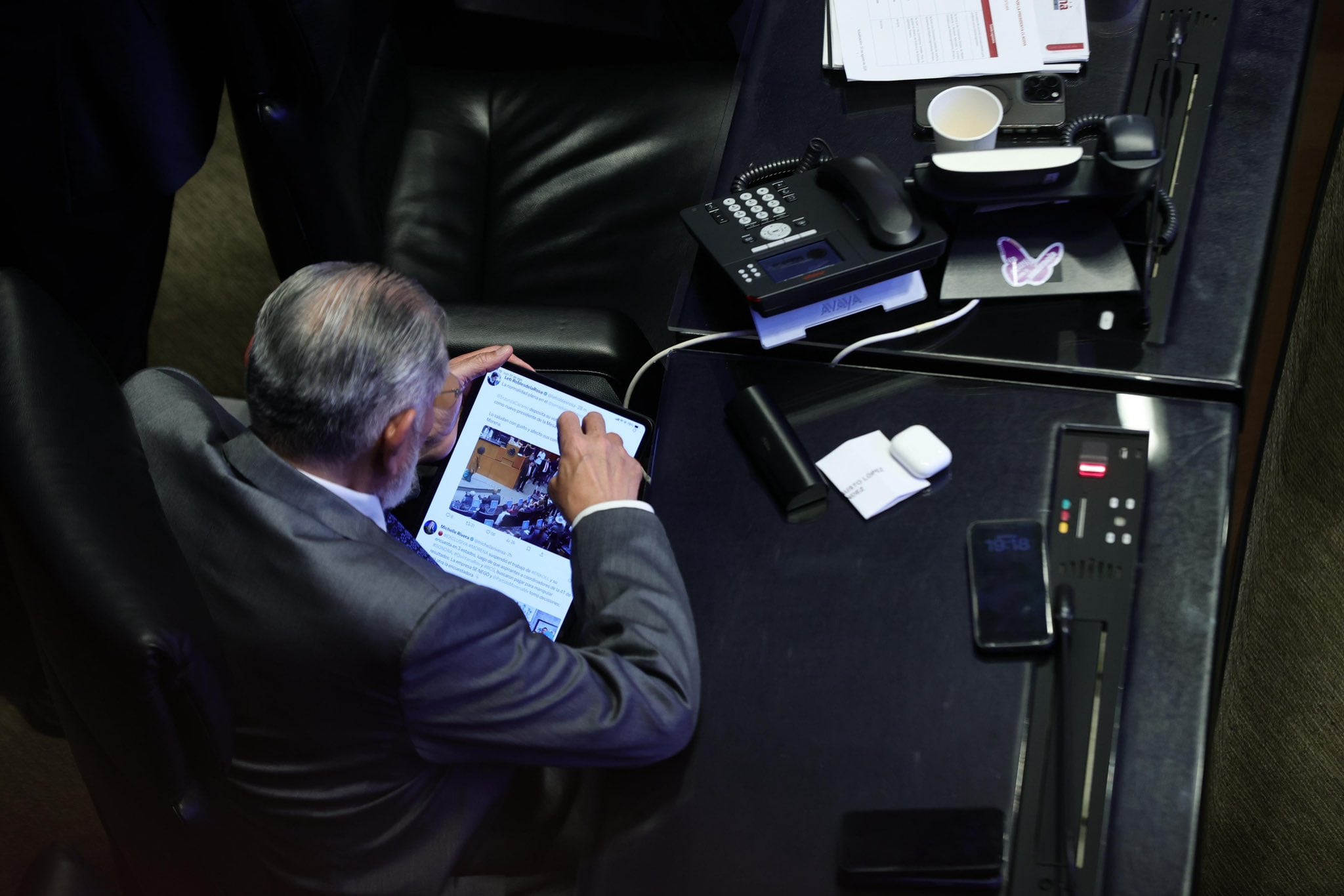 Otra vez Adán Augusto: lo captan viendo futbol durante sesión en el Senado