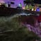 VIDEO: Carro cae a socavón y es arrastrado a un dren en Querétaro