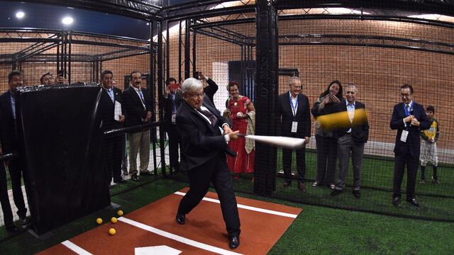 En imagen de archivo, el presidente López Obrador batea una bola en el Salón de la Fama del Beisbol Mexicano, ubicado en Monterrey