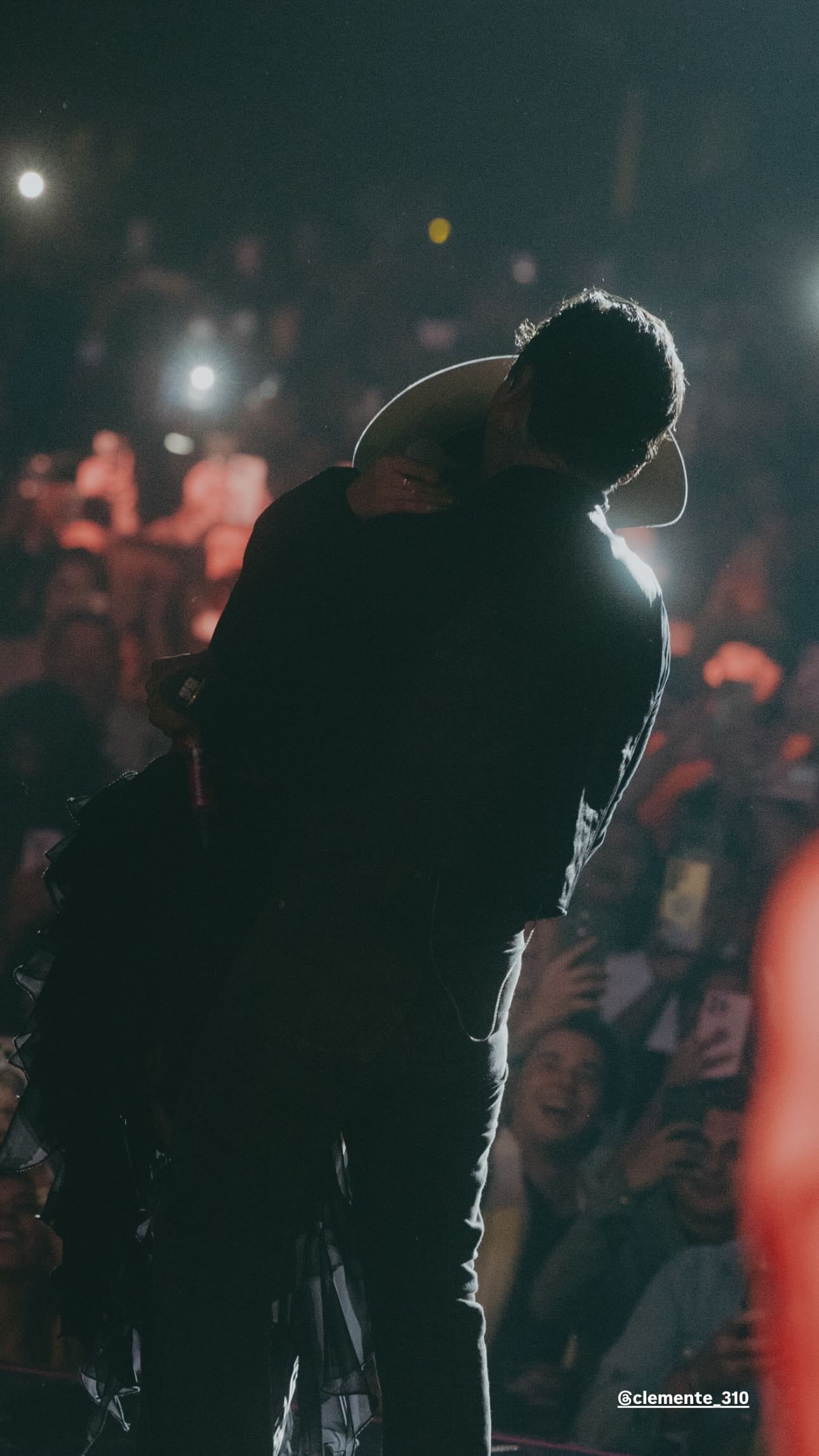 Ángela Aguilar en concierto con Christian Nodal
