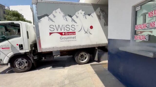 Normalistas de Ayotzinapa estrellan camión contra el Centro Federal de Arraigos en CDMX