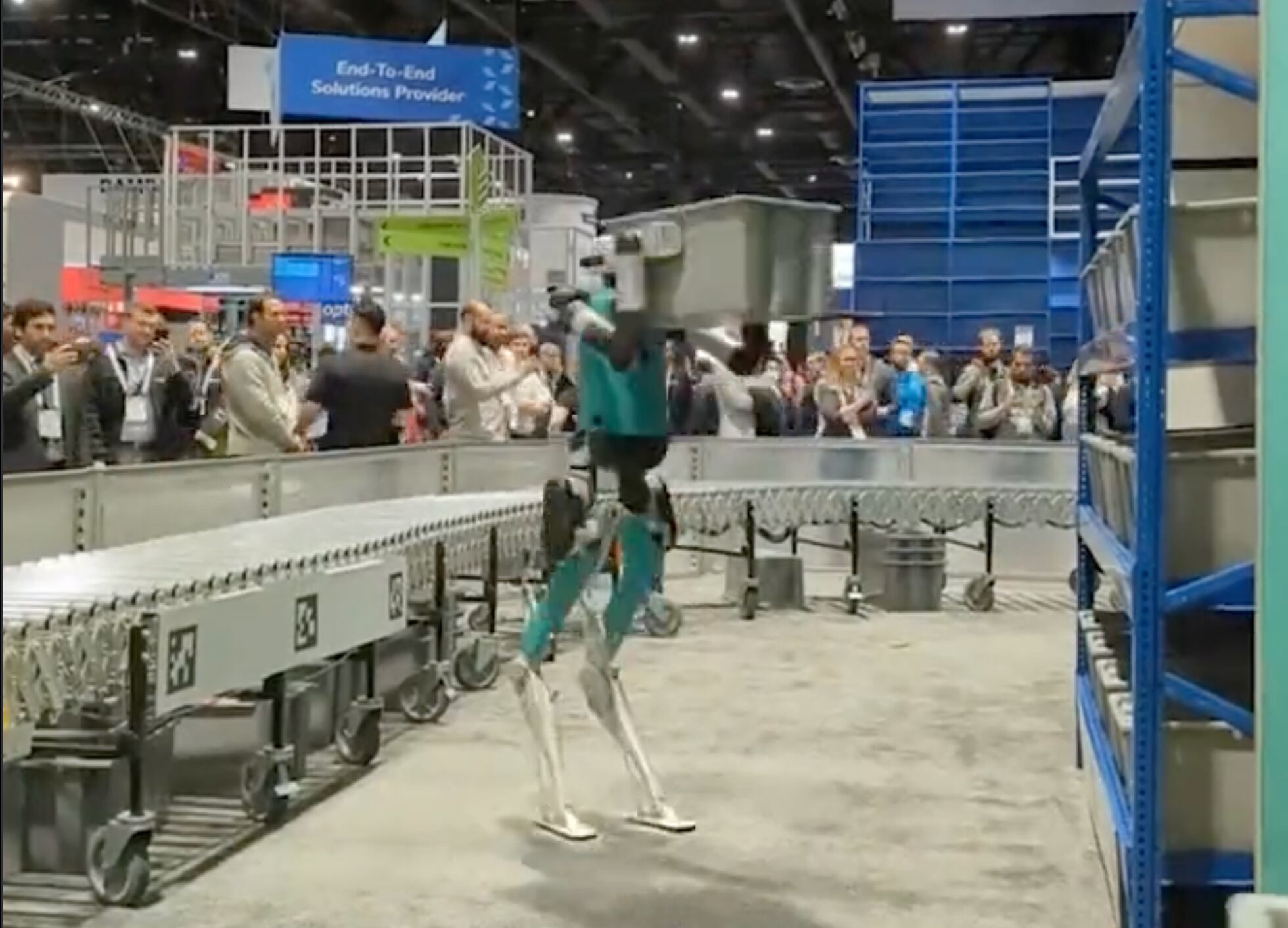 Ni el robot soportó: Colapsa tras trabajar 20 horas seguidas (VIDEO)