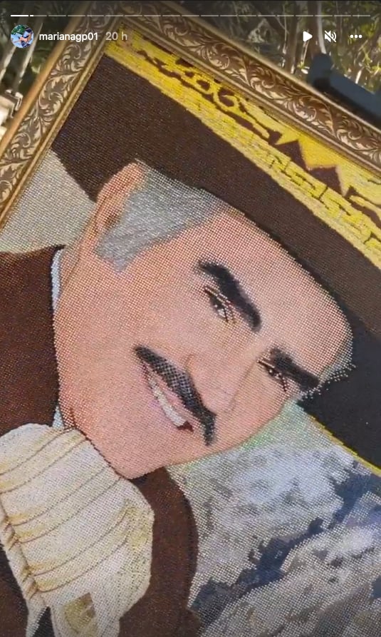 Hacen cuadro de Vicente Fernández con brillantes.