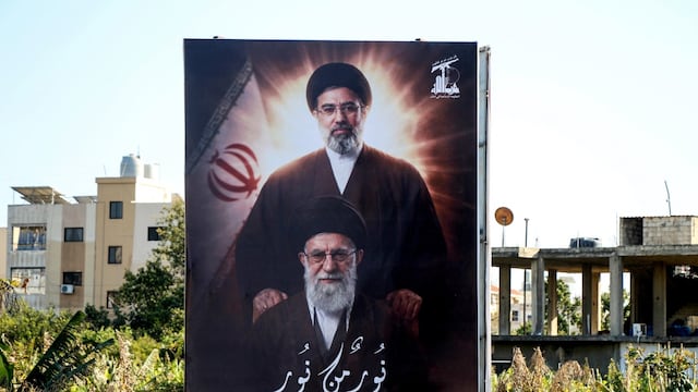 Alí Jameneí y Mojtabá Jameneí.