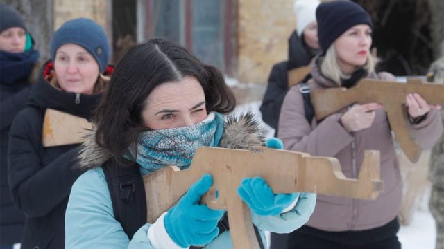 Voluntarios en Ucrania participan en entrenamientos militares