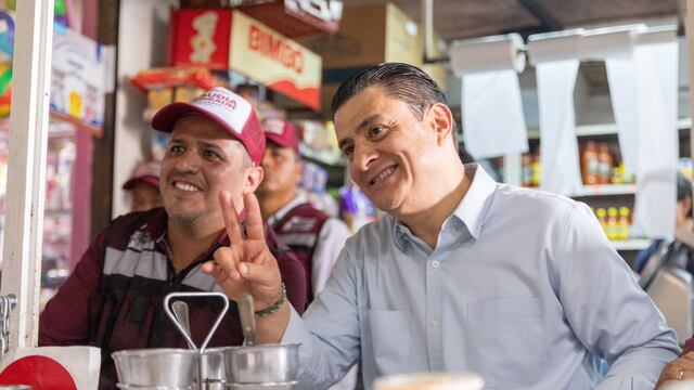 Chema Martínez recorre mercados municipales de Guadalajara