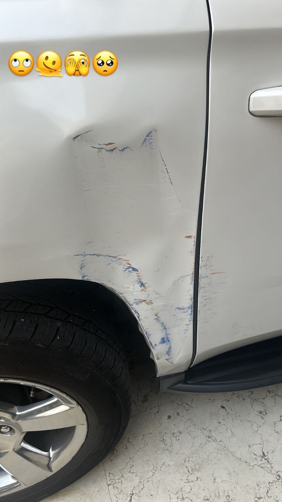 Sofía Castro muestra el golpe que se llevó en su camioneta.