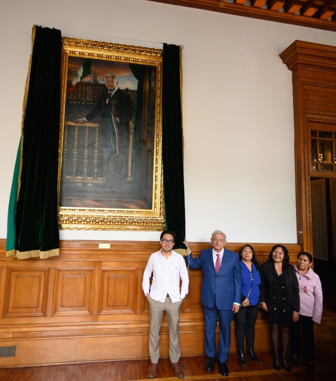 AMLO revela su retrato como presidente de México