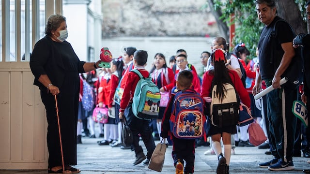 Más de 26 Millones de estudiantes de escuela primaria, preescolar y secundaria regresaron hoy a clases con nuevo horario