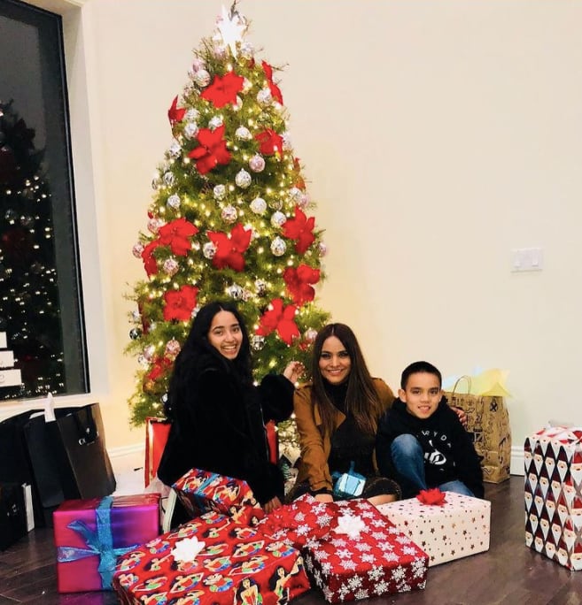 Mayeli Alonso junto a sus hijos