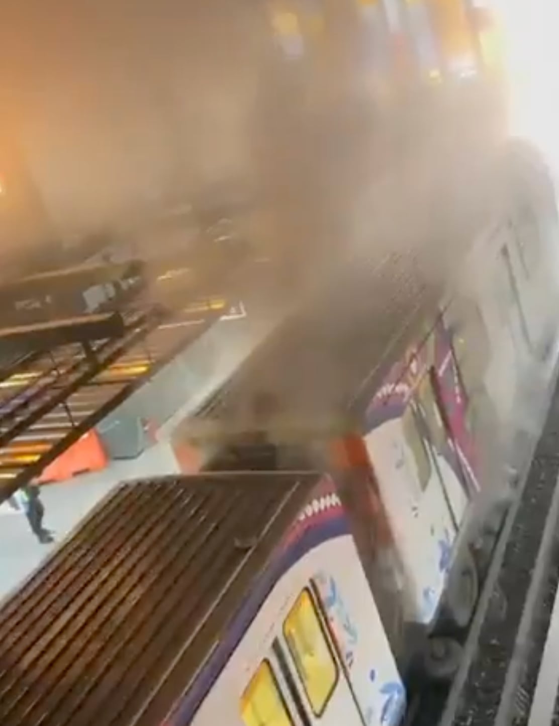 Quema de neumático en la estación Taxqueña de la Línea 2 del Metro CDMX