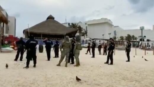 Quintana Roo: Retiran mobiliario de hotel en playa Gaviota Azul