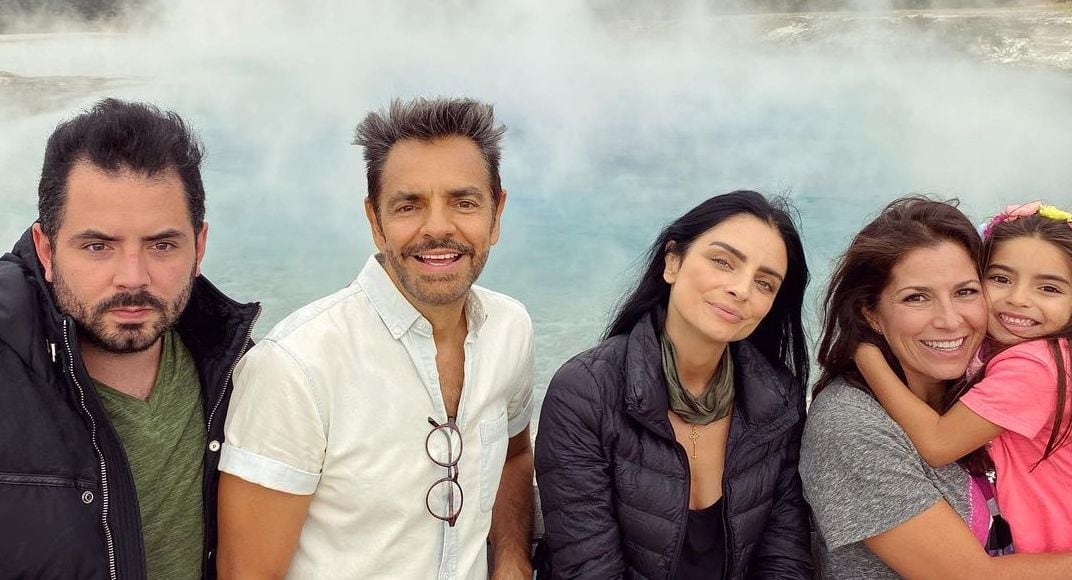 Eugenio Derbez junto a su esposa e hijos