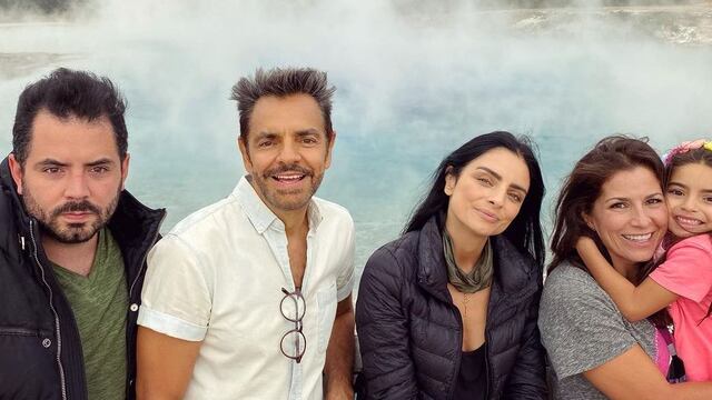 Eugenio Derbez junto a su esposa e hijos
